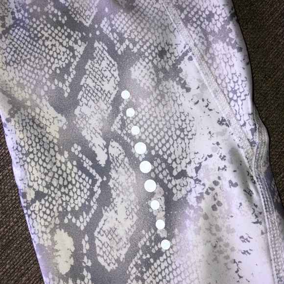 Nine West Gray & White Snake Skin Print Leggings - Picture 4 of 6